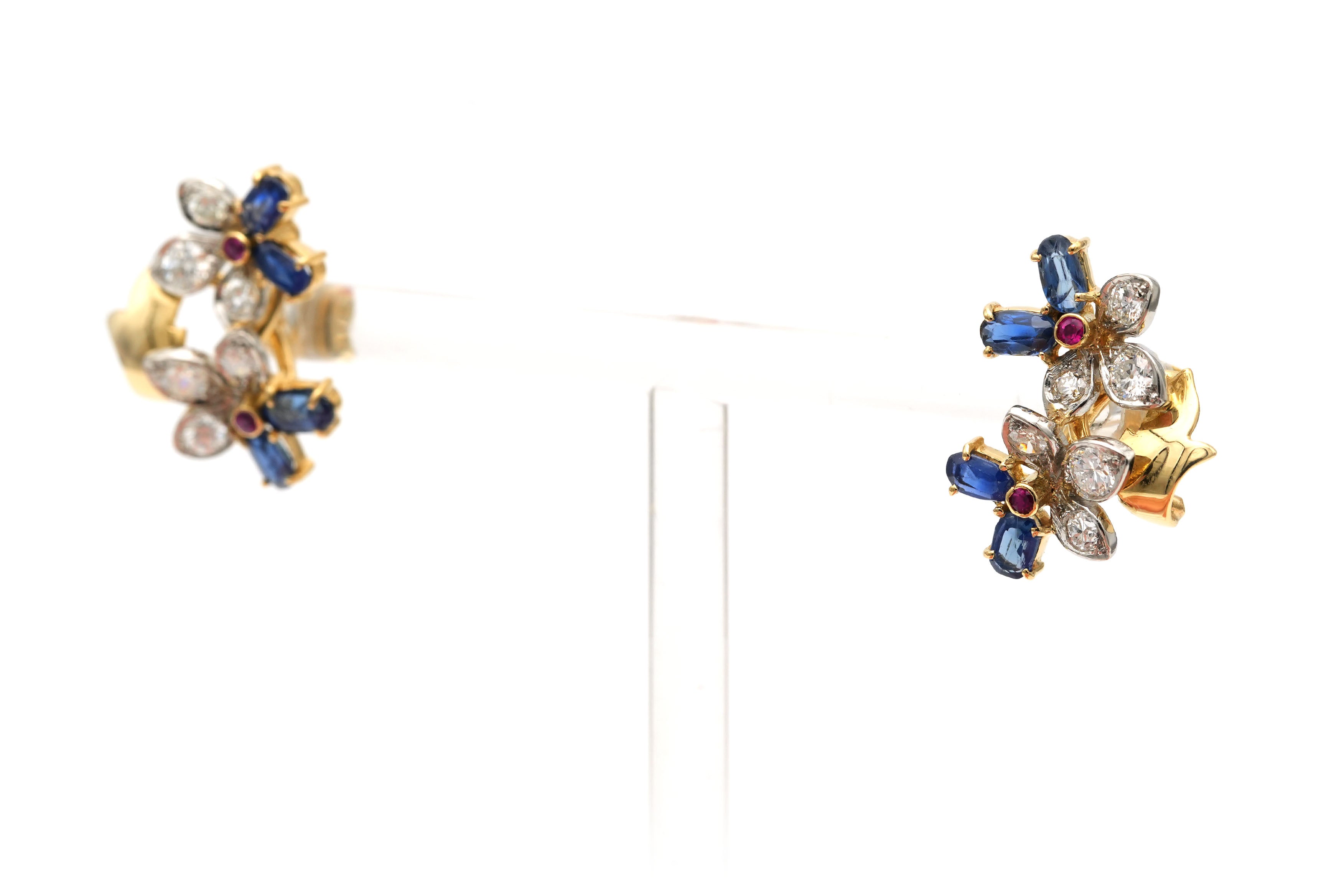Boucles d'oreilles Puces en or jaune, rubis, saphirs et diamants