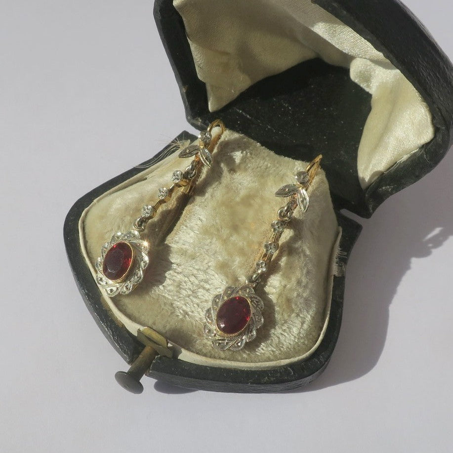 Dormeuses Pendant earrings in yellow gold, white gold,