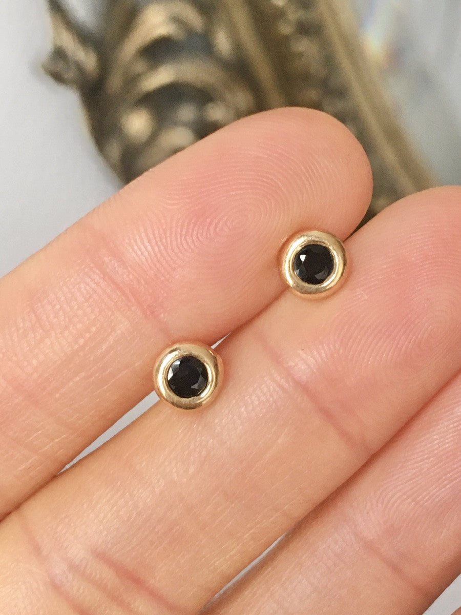 Yellow gold and Sapphire chip earrings
