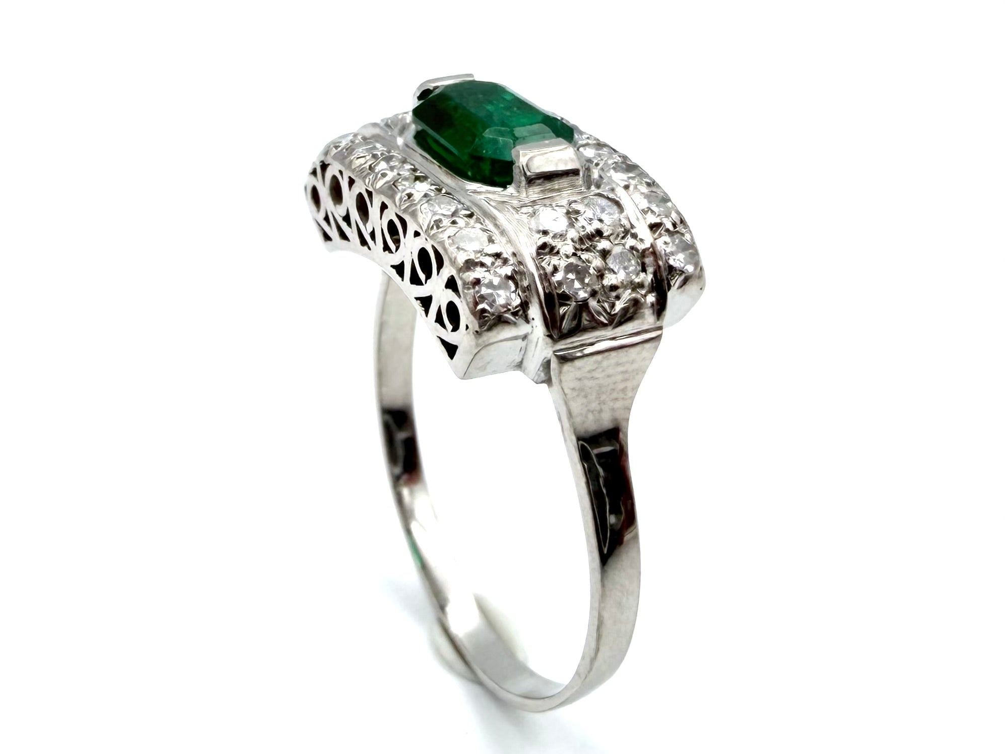 Art Deco ring in gold, platinum, emerald, and diamonds