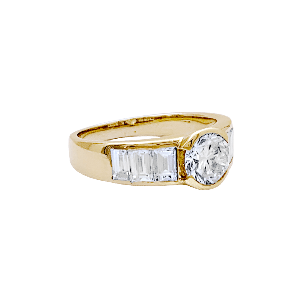 Ring yellow gold and diamonds.
