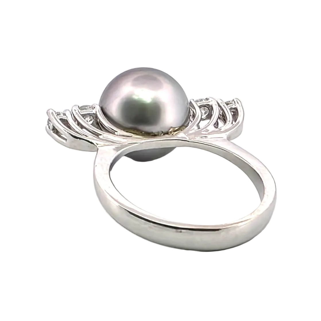 Solitaire Ring in White gold with Pearls and Diamonds