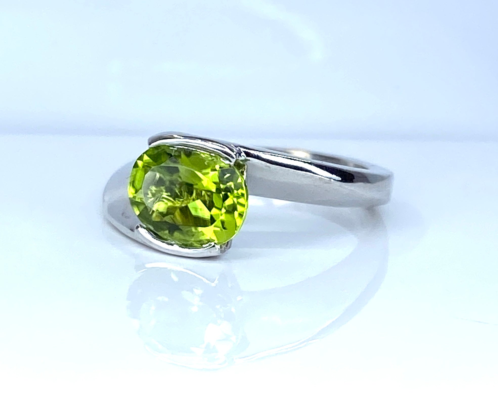 Ring in white gold and peridot