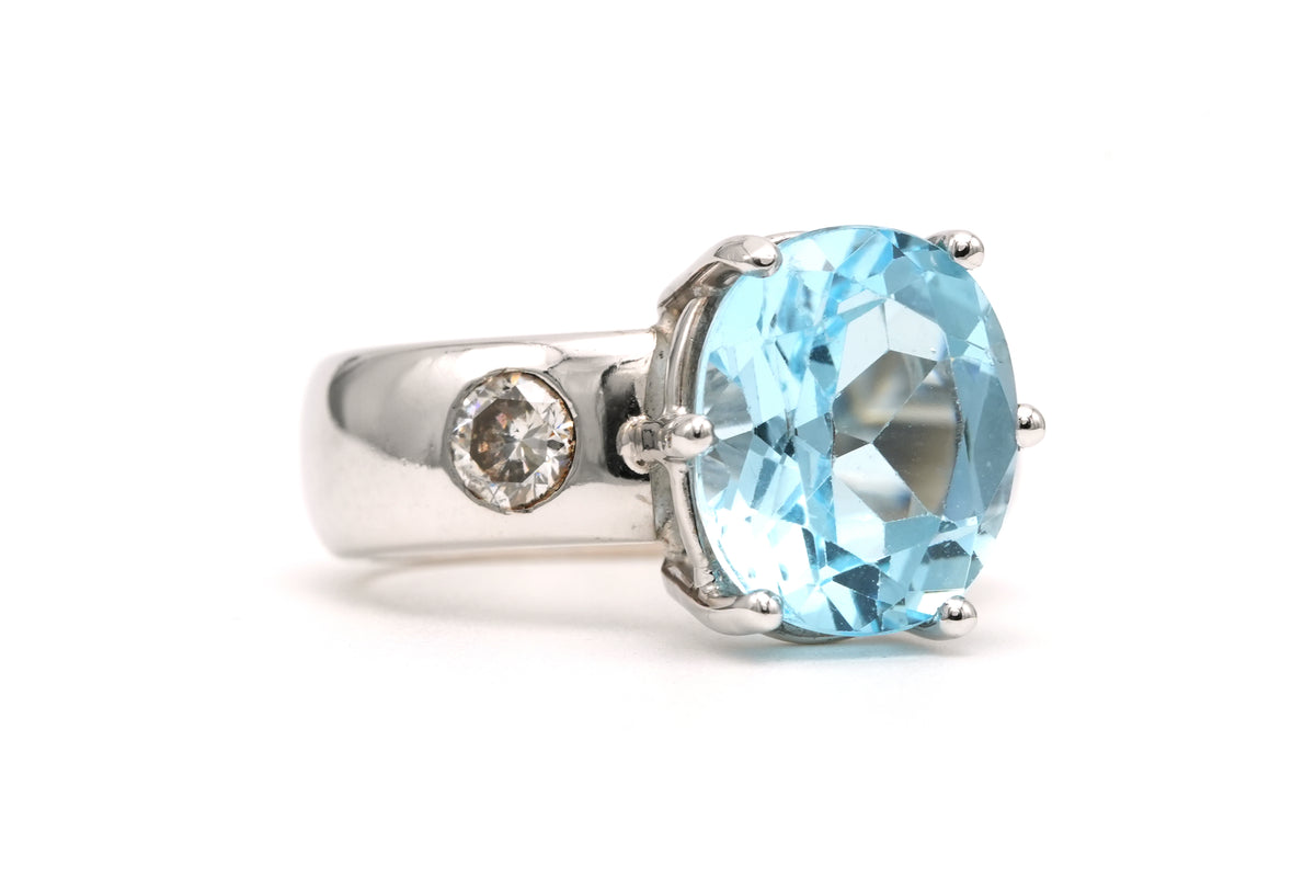 White Gold Solitaire Ring with Topaz and Diamonds