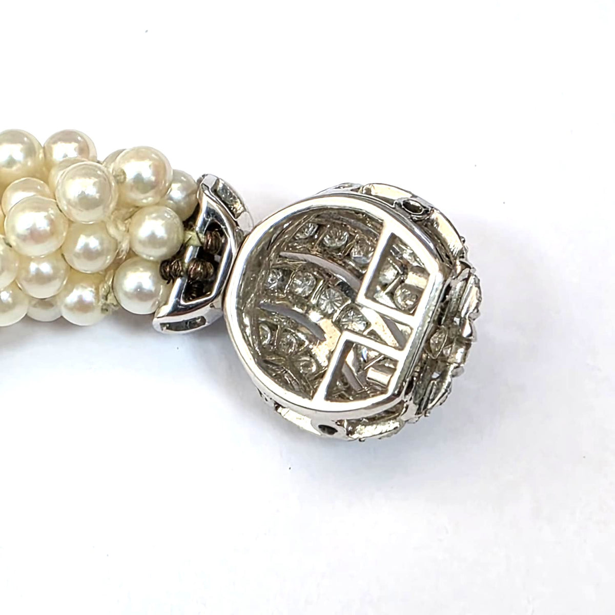 White gold bracelet with pearls and diamonds