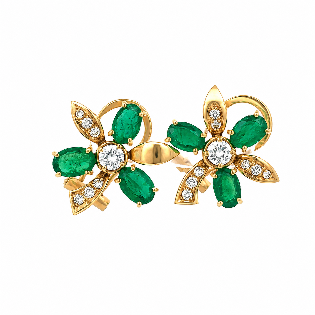 Clips earrings in yellow gold, emeralds and diamonds