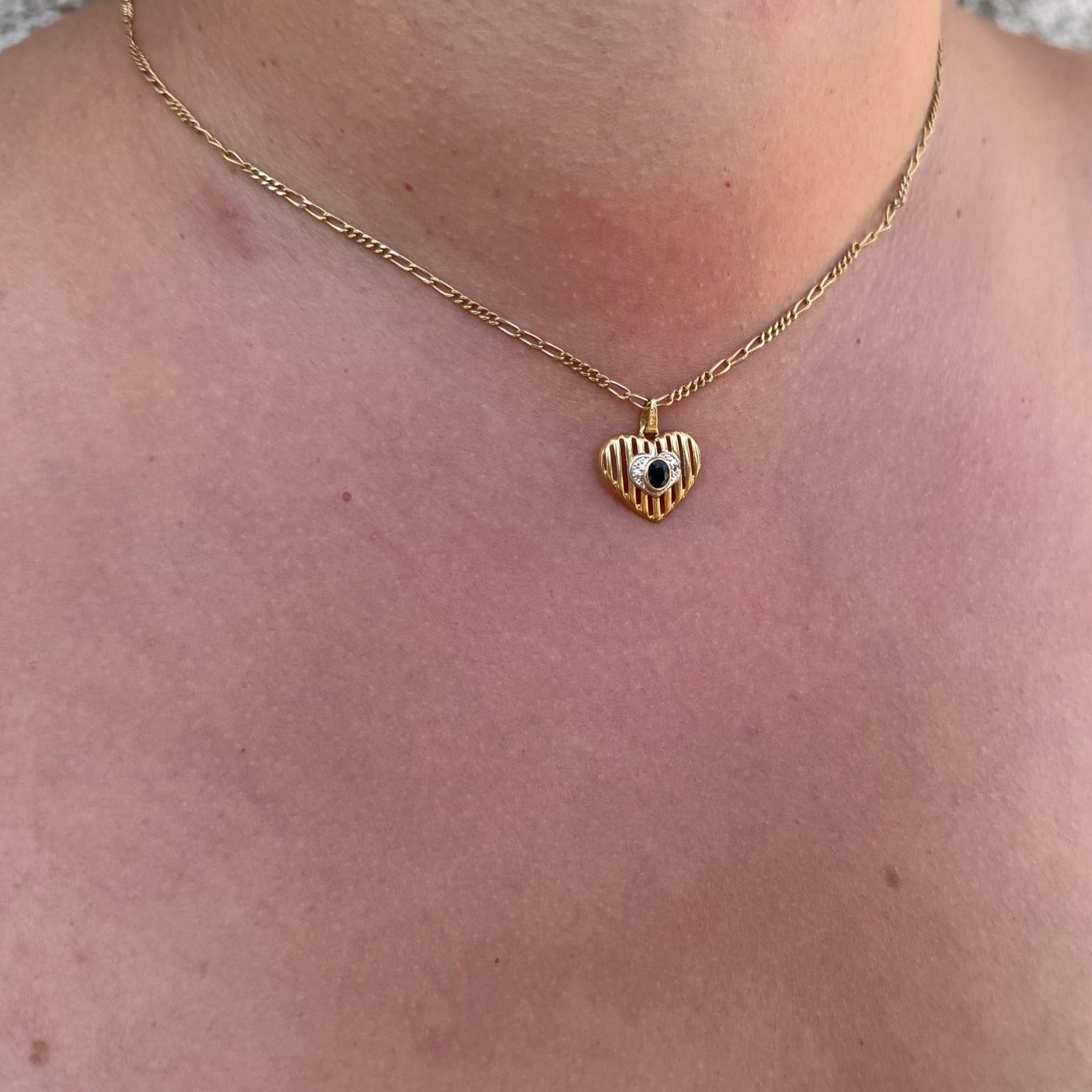 Gold heart pendant with Diamonds and Sapphire