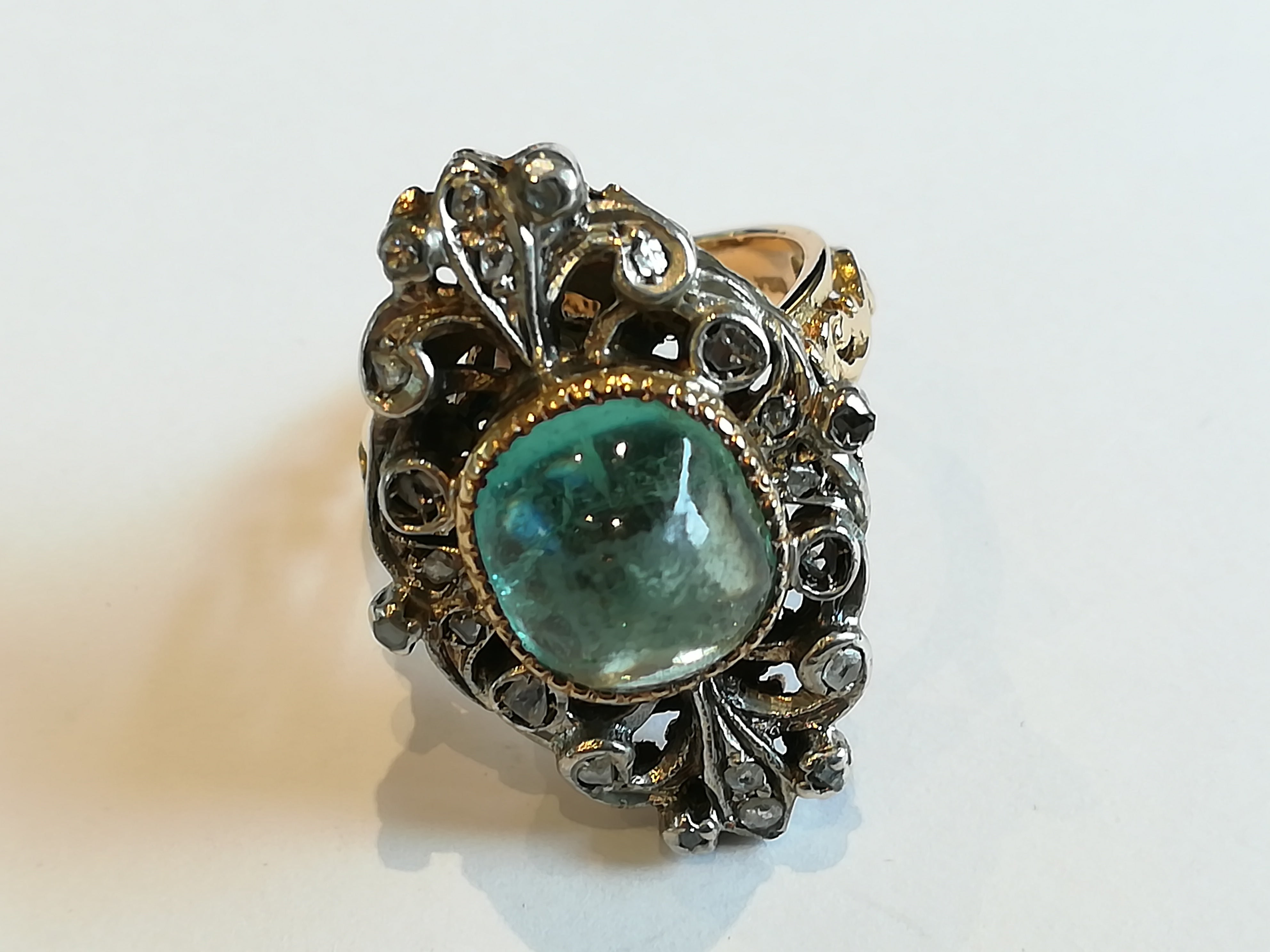 Ring marquise in gold and agency set with an emerald