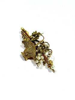 Brooch made of yellow gold, rose gold, and pearls