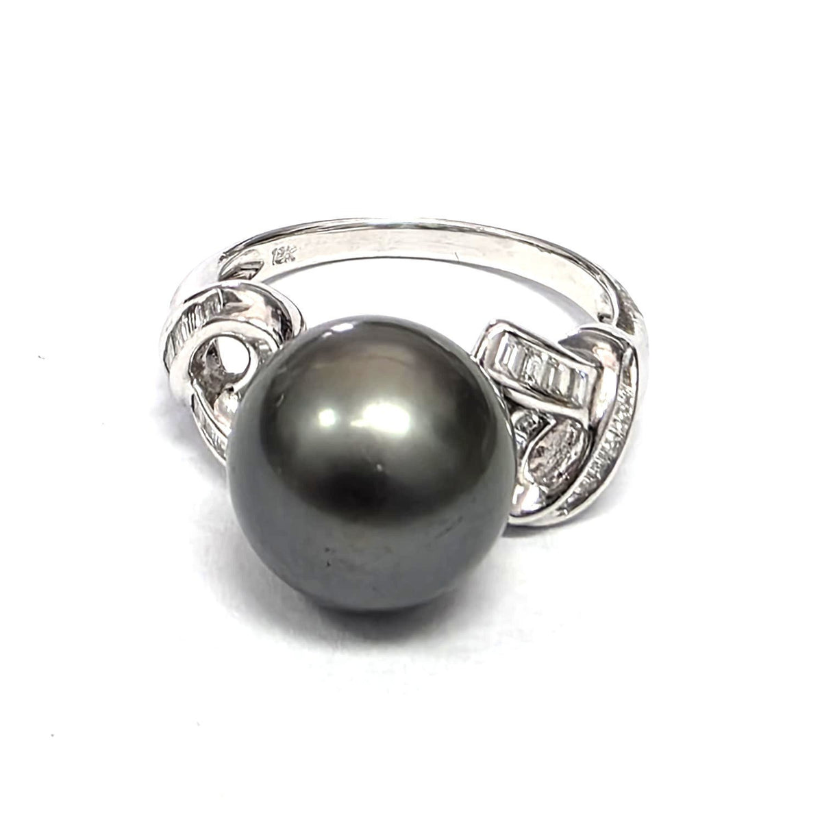 White Gold Solitaire Ring with Pearl and Diamonds
