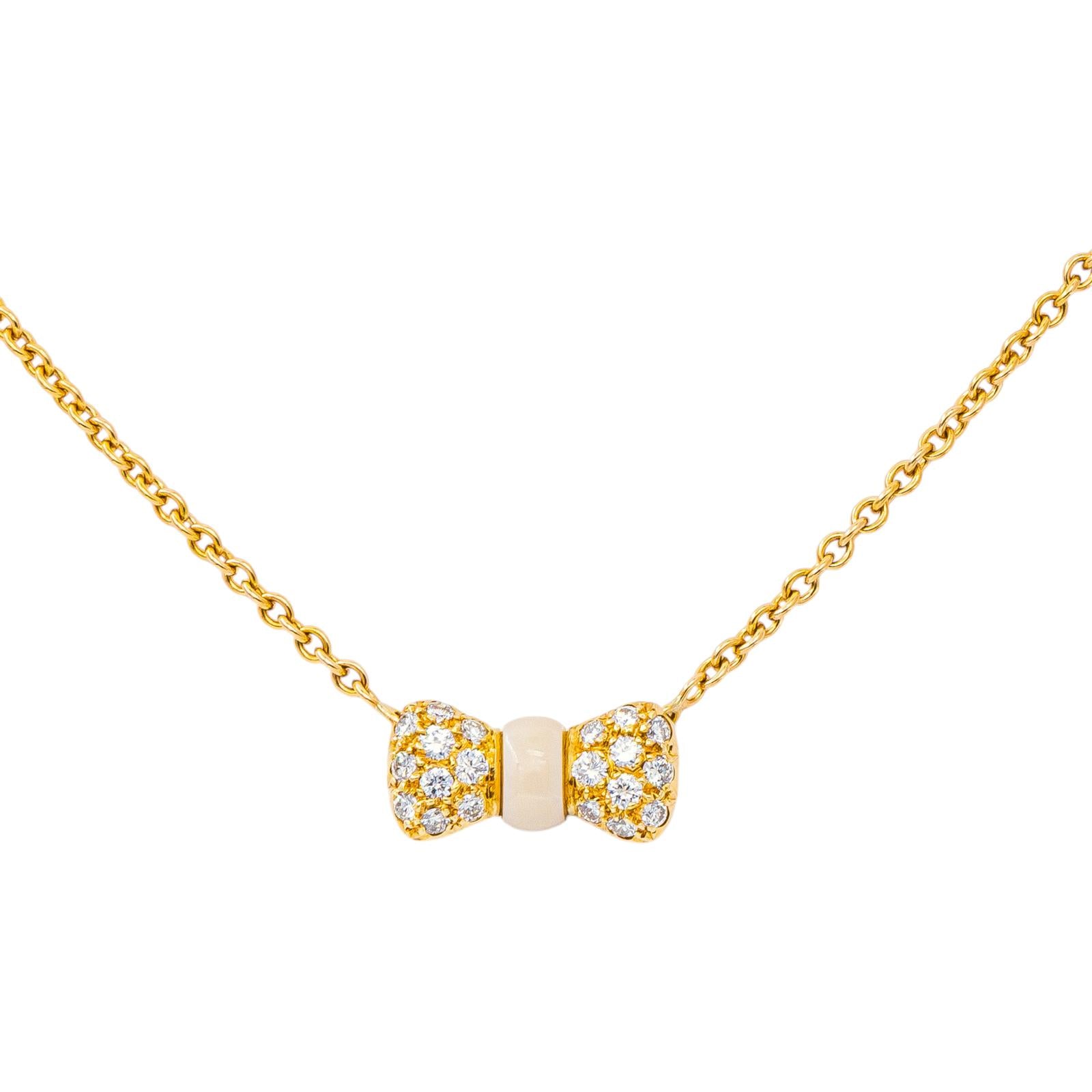 Van Cleef & Arpels "Nœud" Necklace in Yellow gold with White Coral