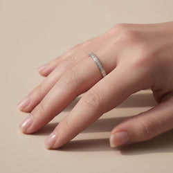 Wedding band ring in white gold and diamonds