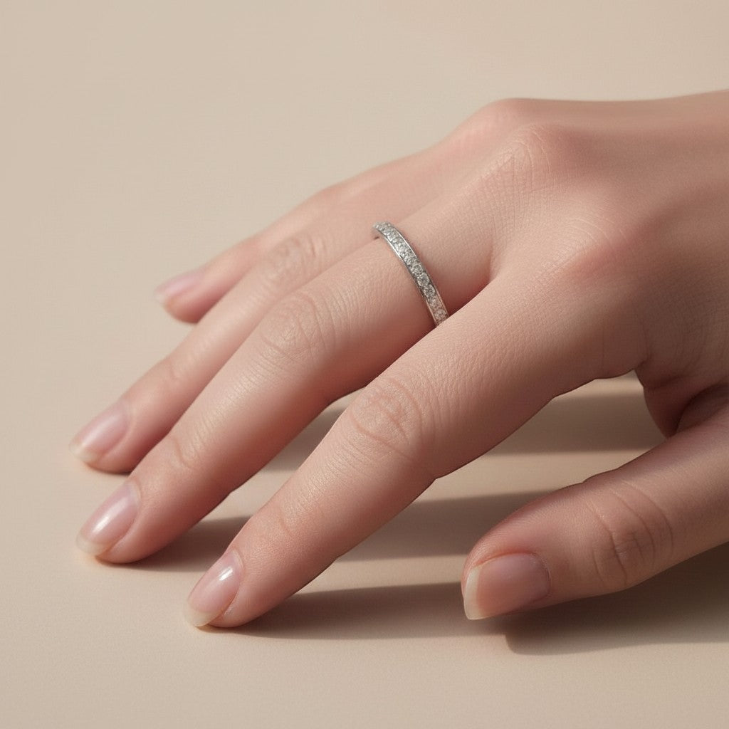 Wedding band ring in white gold and diamonds