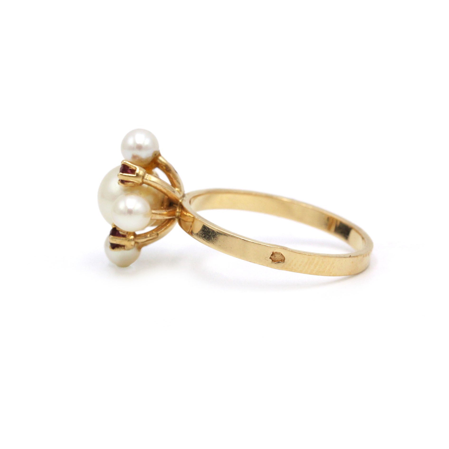 Yellow gold ring with rubies and pearls