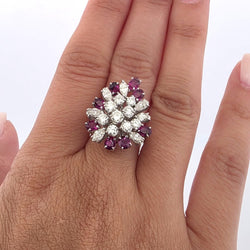 Bague Marguerite en or blanc, rubis et diamants