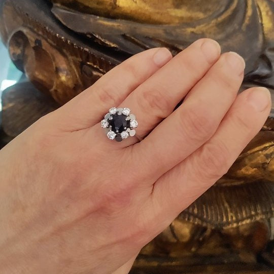 Bague Marguerite en or blanc, saphir, et diamants
