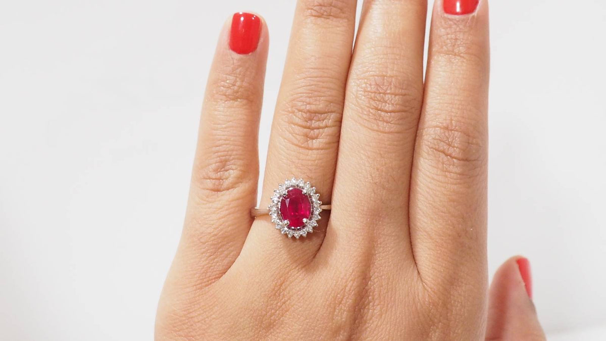 Bague Entourage en or blanc, rubis et diamants