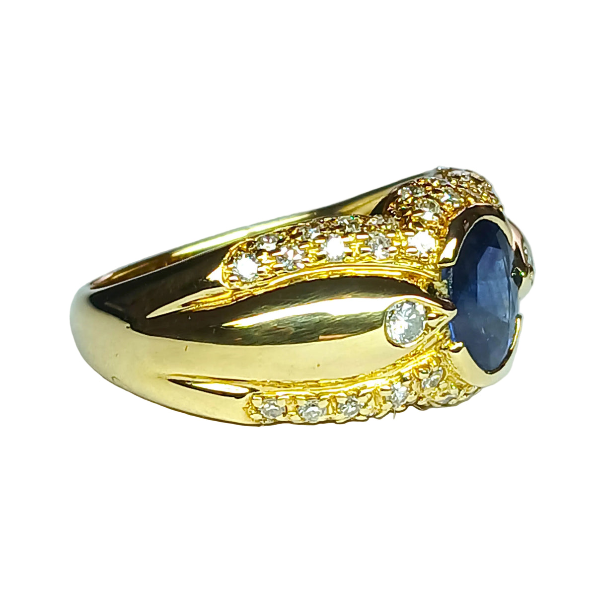 Yellow gold ring with sapphire and diamonds