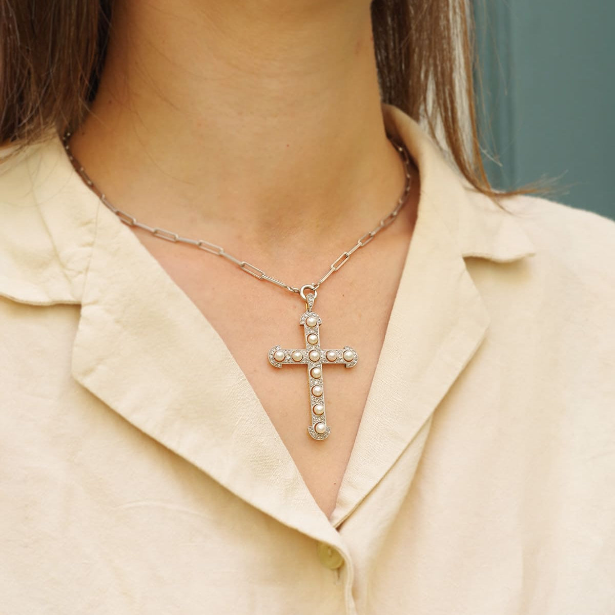 Pendant made of yellow gold, platinum, pearls, and diamonds