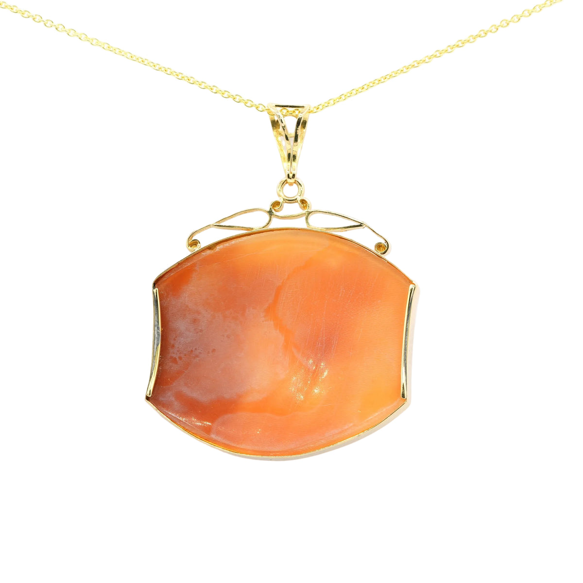 Yellow gold pendant with a cameo