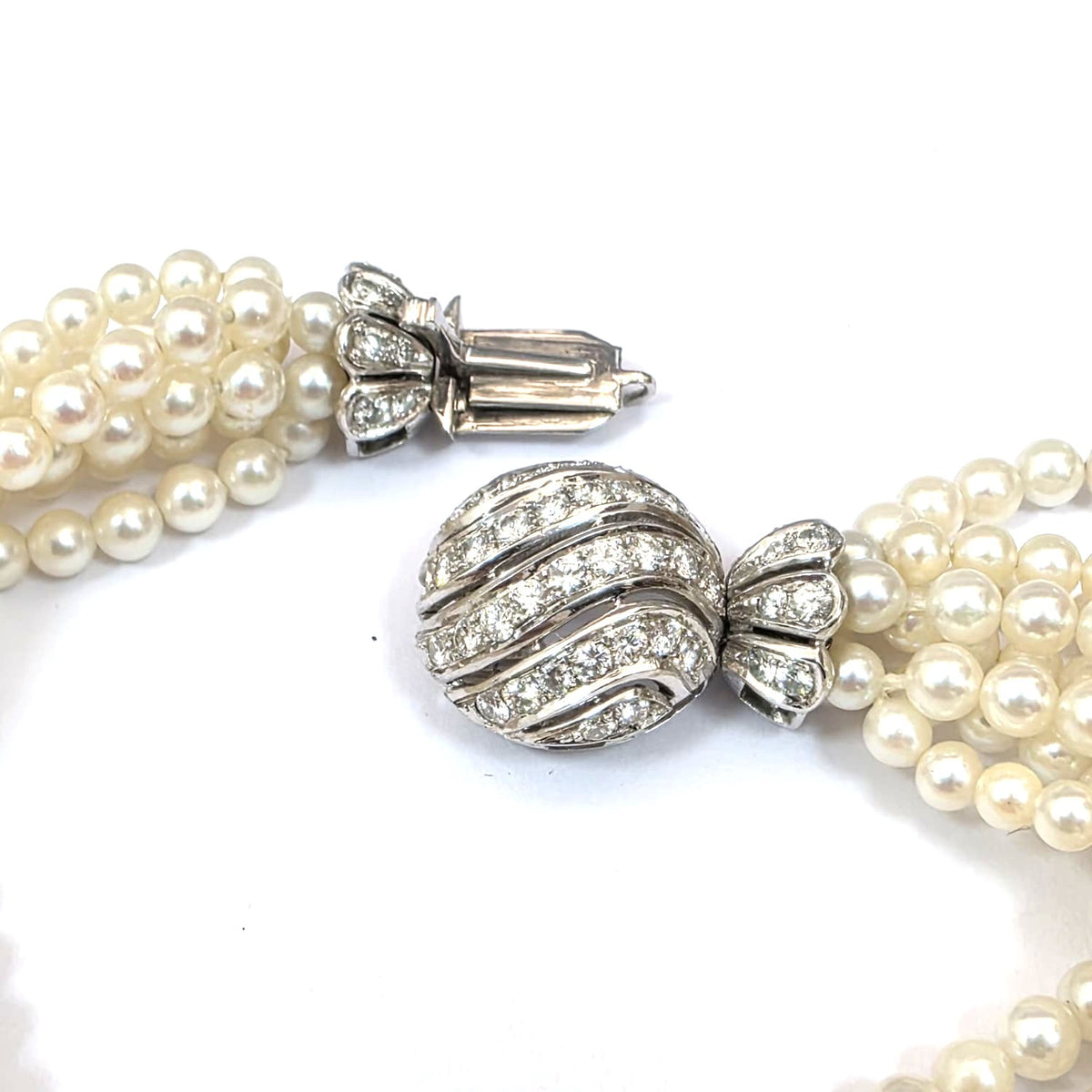 White gold bracelet with pearls and diamonds