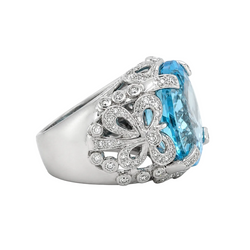 Entourage Ring in white gold, Topaz, and Diamonds