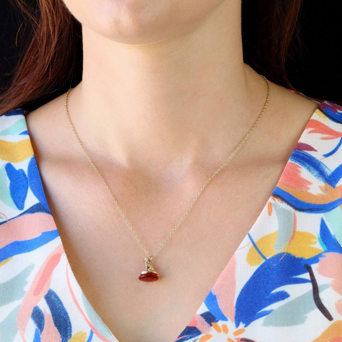 Yellow gold and carnelian pendant