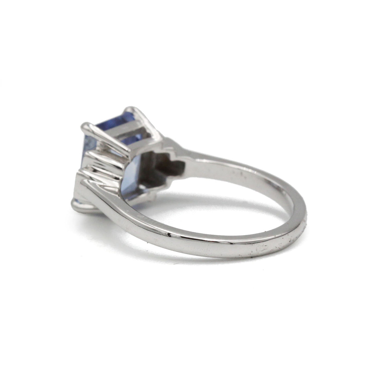 Bague en platine, saphir et diamants