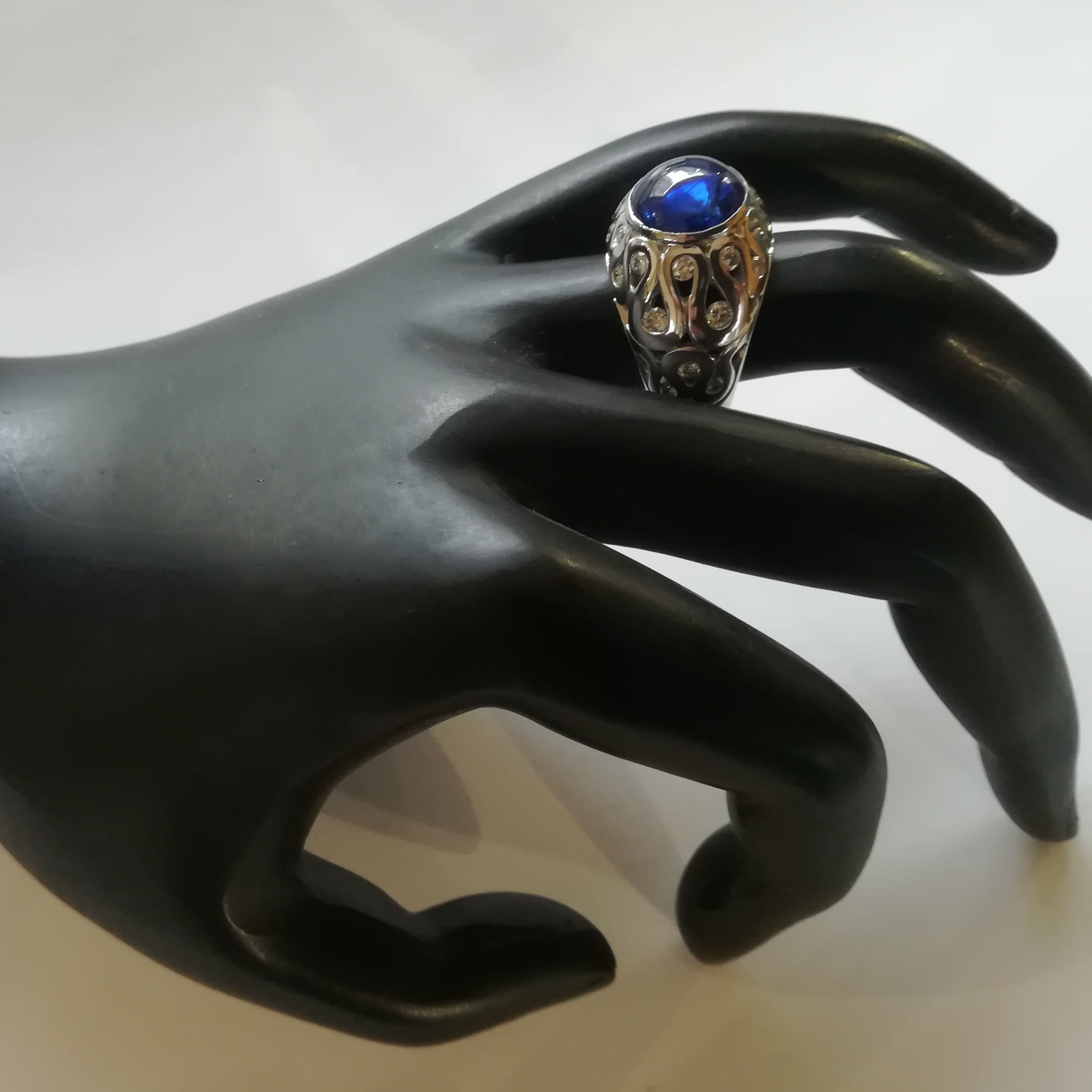 Ring Dome in white gold, sapphire, and diamonds