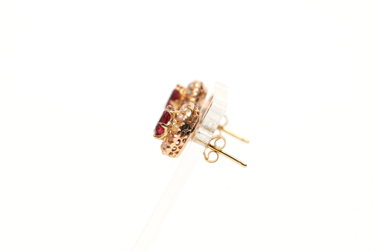 Boucles d'oreilles Puces en or jaune, perles et rubis
