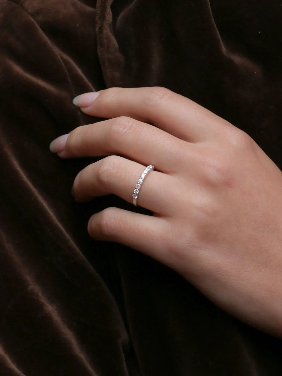 Demi - Alliance américaine en or blanc et diamants 0,36 ct - Castafiore