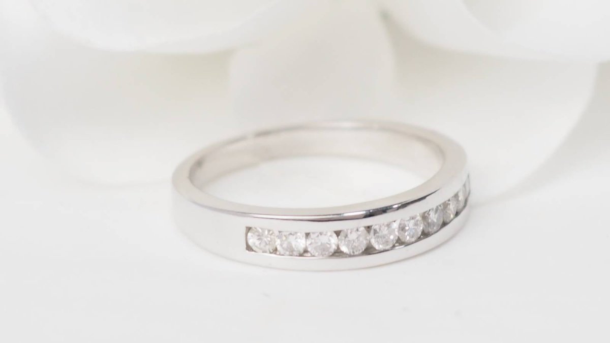 Demi alliance en or blanc et diamants 0.25ct - Castafiore