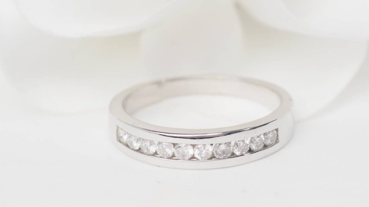 Demi alliance en or blanc et diamants 0.25ct - Castafiore