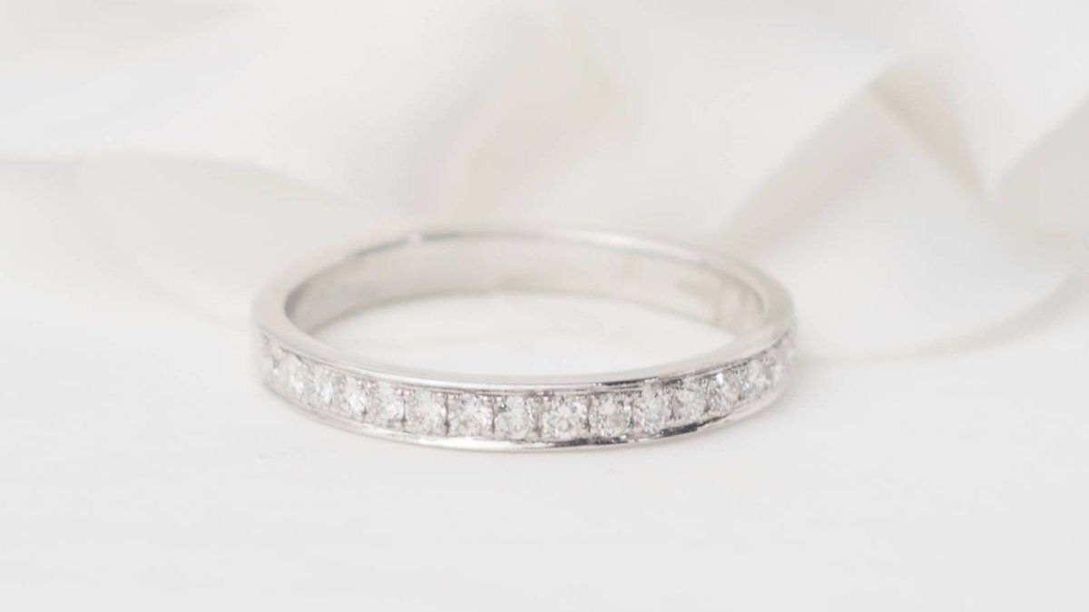 Demi alliance en or blanc et diamants 0.50ct - Castafiore