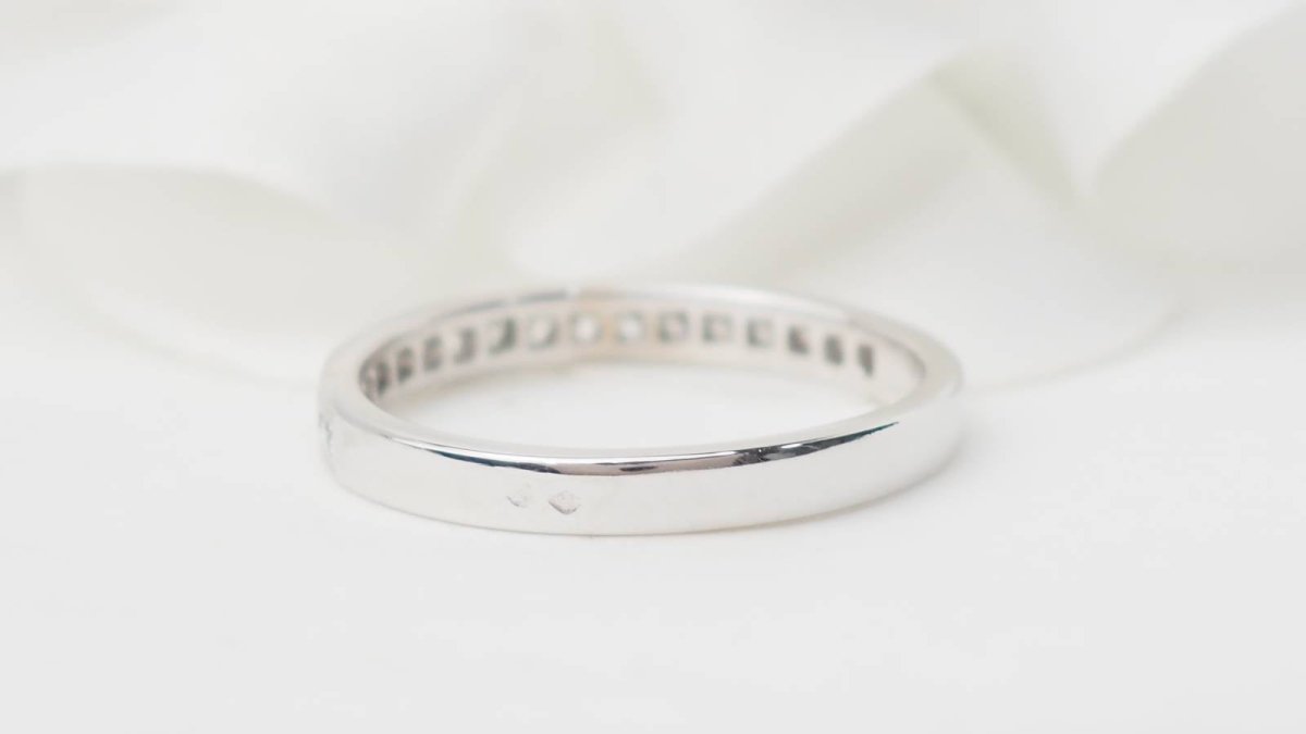 Demi alliance en or blanc et diamants 0.50ct - Castafiore
