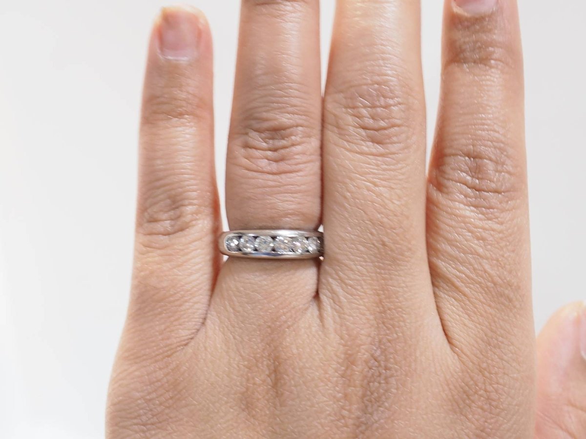 Demi alliance en or blanc et diamants 1.05ct - Castafiore