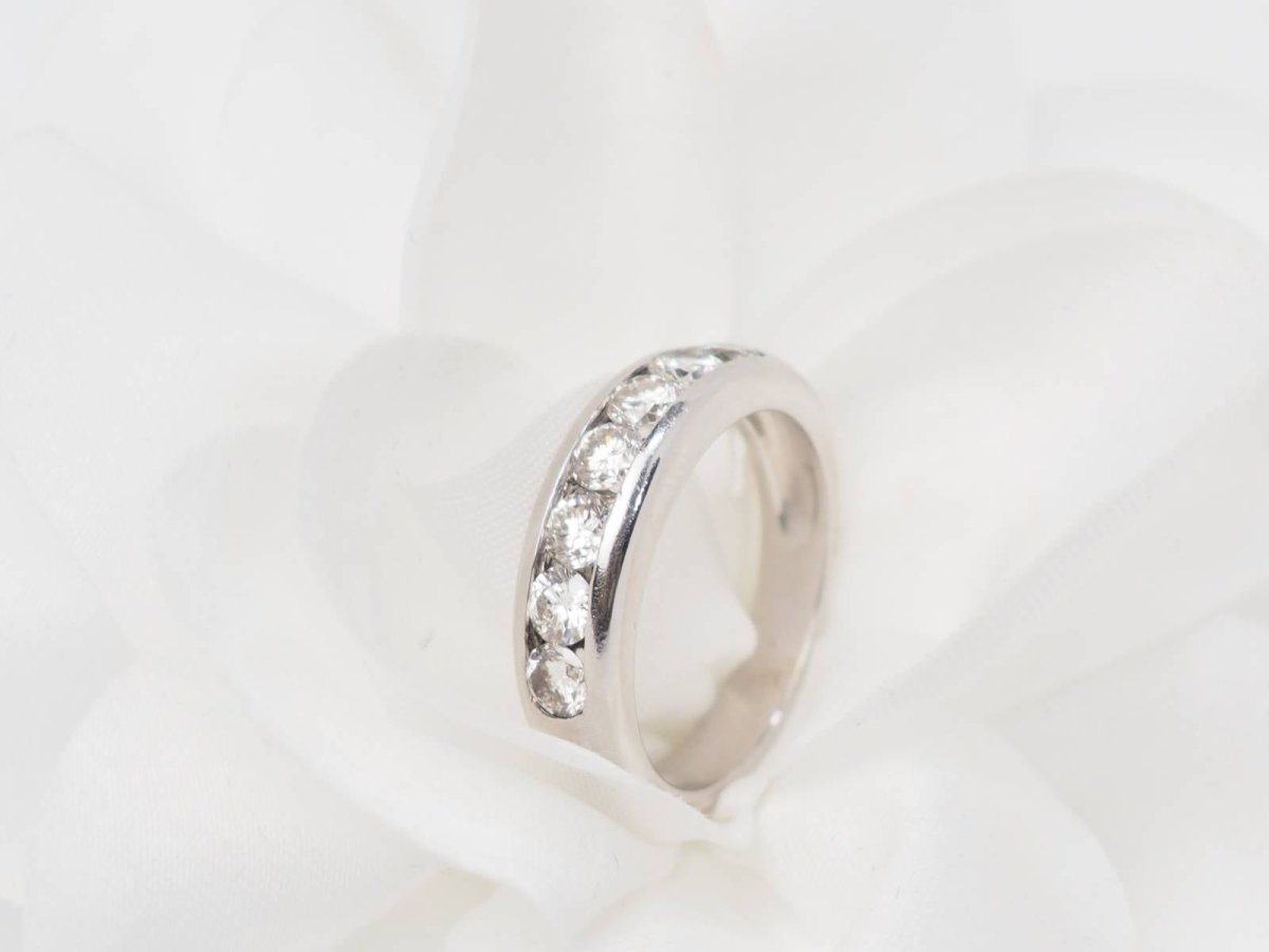 Demi alliance en or blanc et diamants 1.05ct - Castafiore
