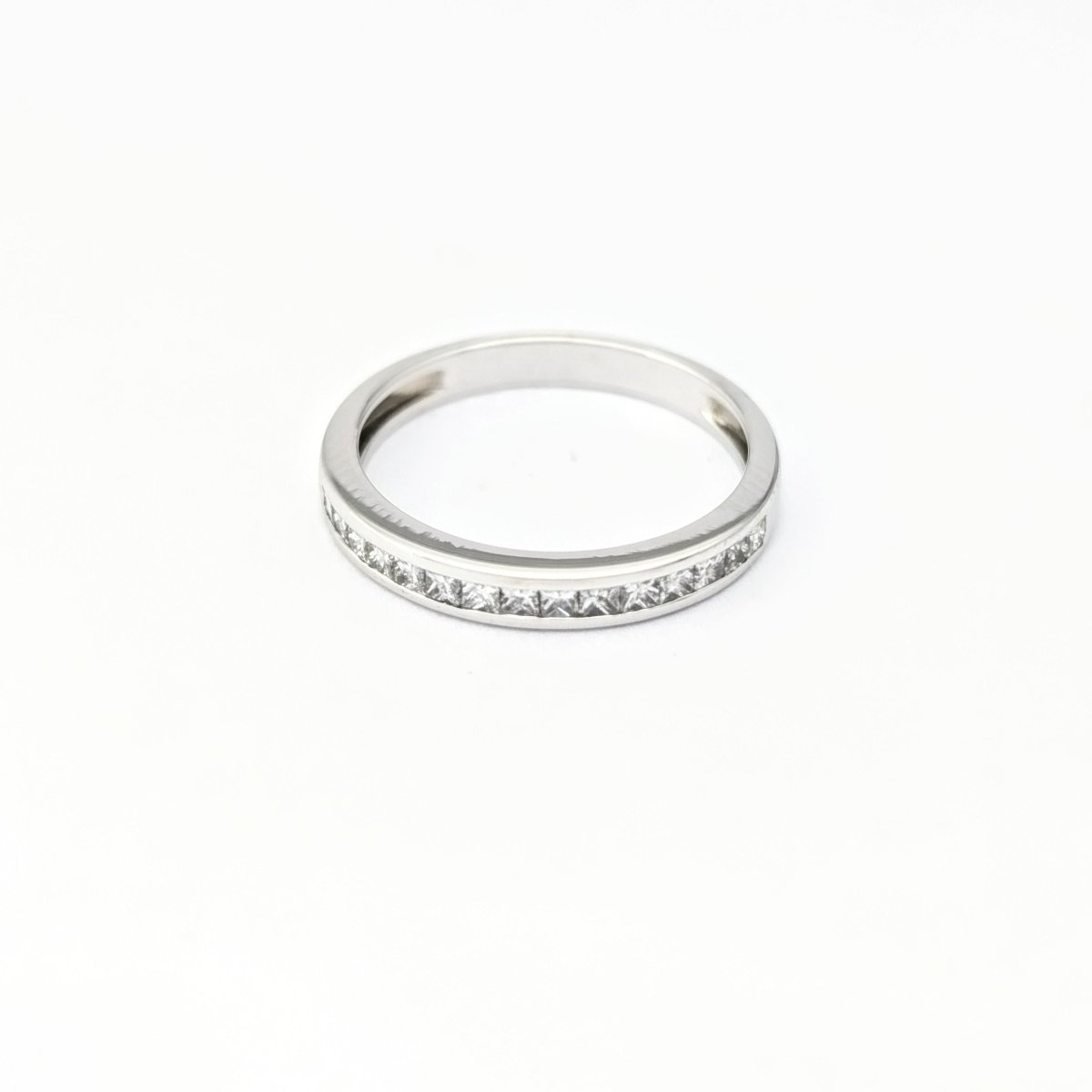 Demi - alliance en or blanc et diamants - Castafiore