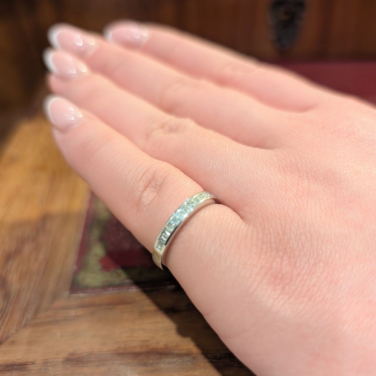 Demi - alliance en or blanc et diamants - Castafiore