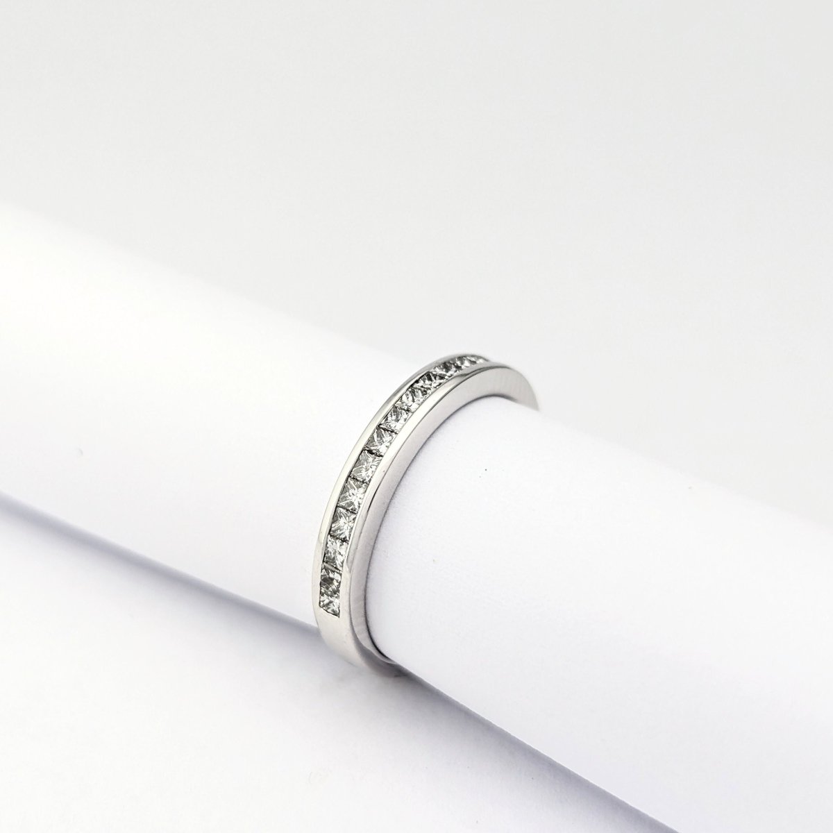 Demi - alliance en or blanc et diamants - Castafiore