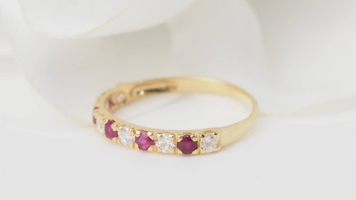 Demi alliance en or jaune, rubis et diamants - Castafiore
