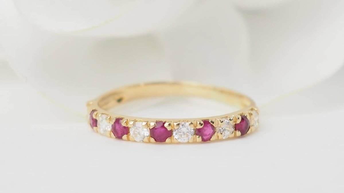 Demi alliance en or jaune, rubis et diamants - Castafiore
