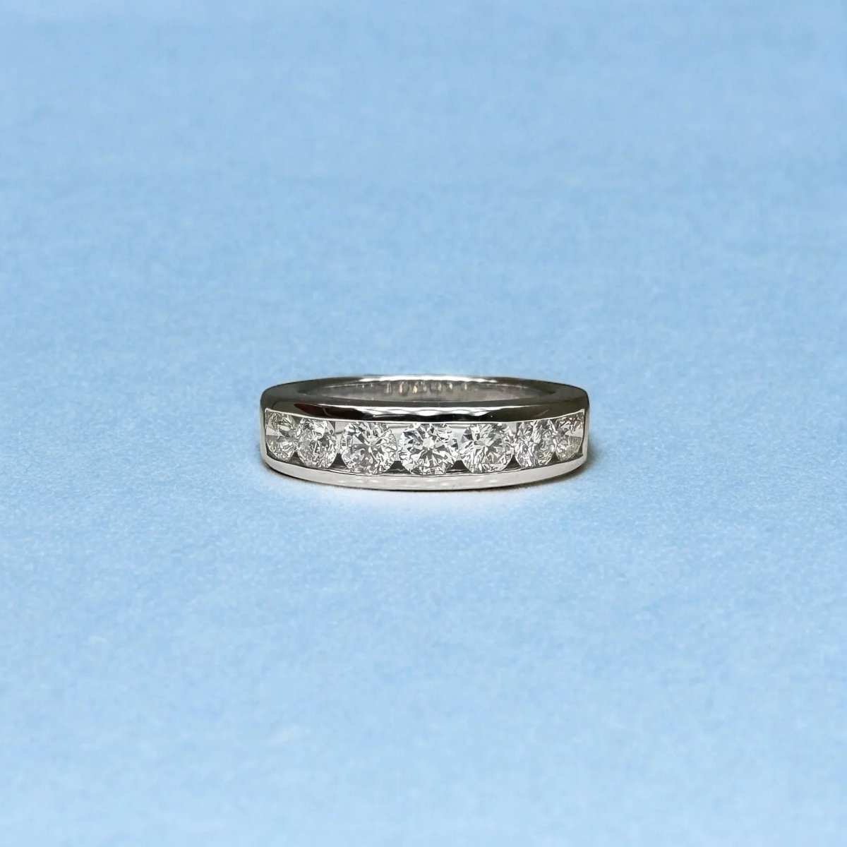 Demie alliance en or blanc sertie de diamants - Castafiore