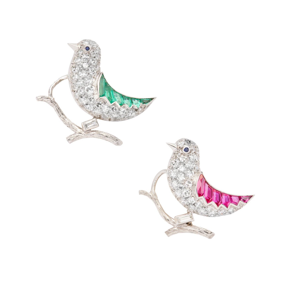 Deux broches Oiseaux en or blanc, platine, rubis, émeraudes et saphirs - Castafiore