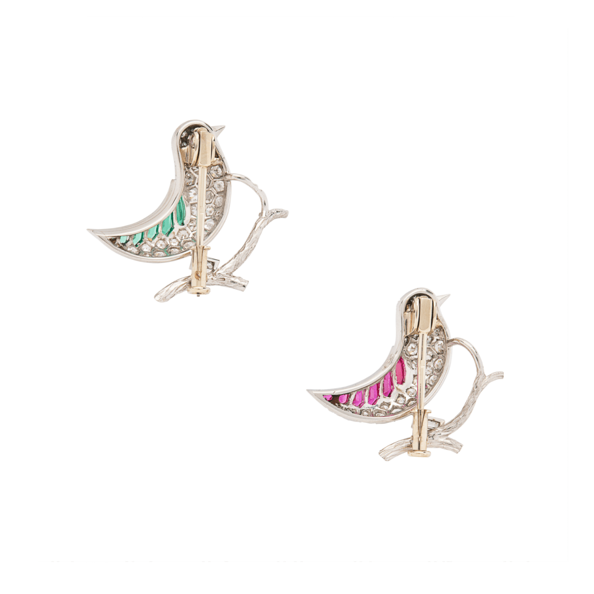 Deux broches Oiseaux en or blanc, platine, rubis, émeraudes et saphirs - Castafiore