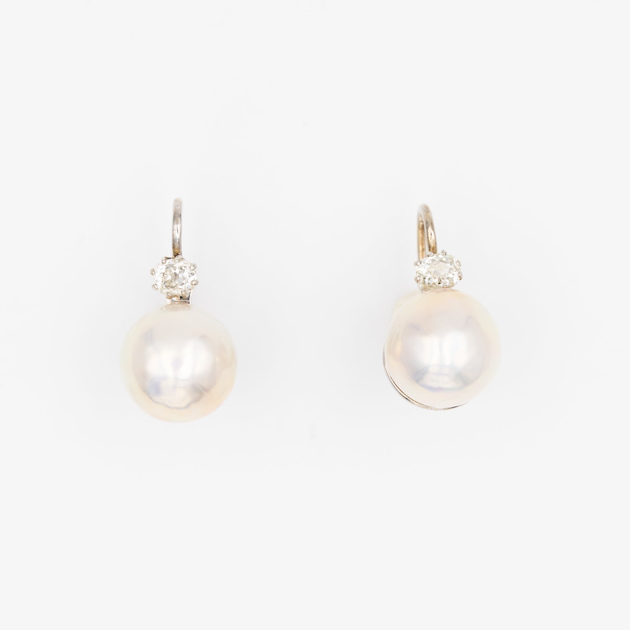 Boucles d'oreilles dormeuses en or blanc perles et diamants