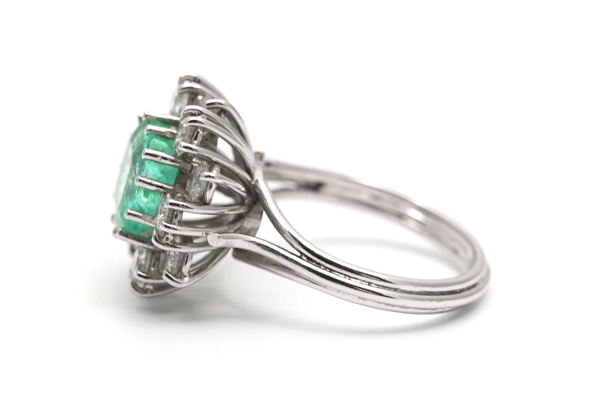 Bague Entourage en or blanc, émeraude et diamants