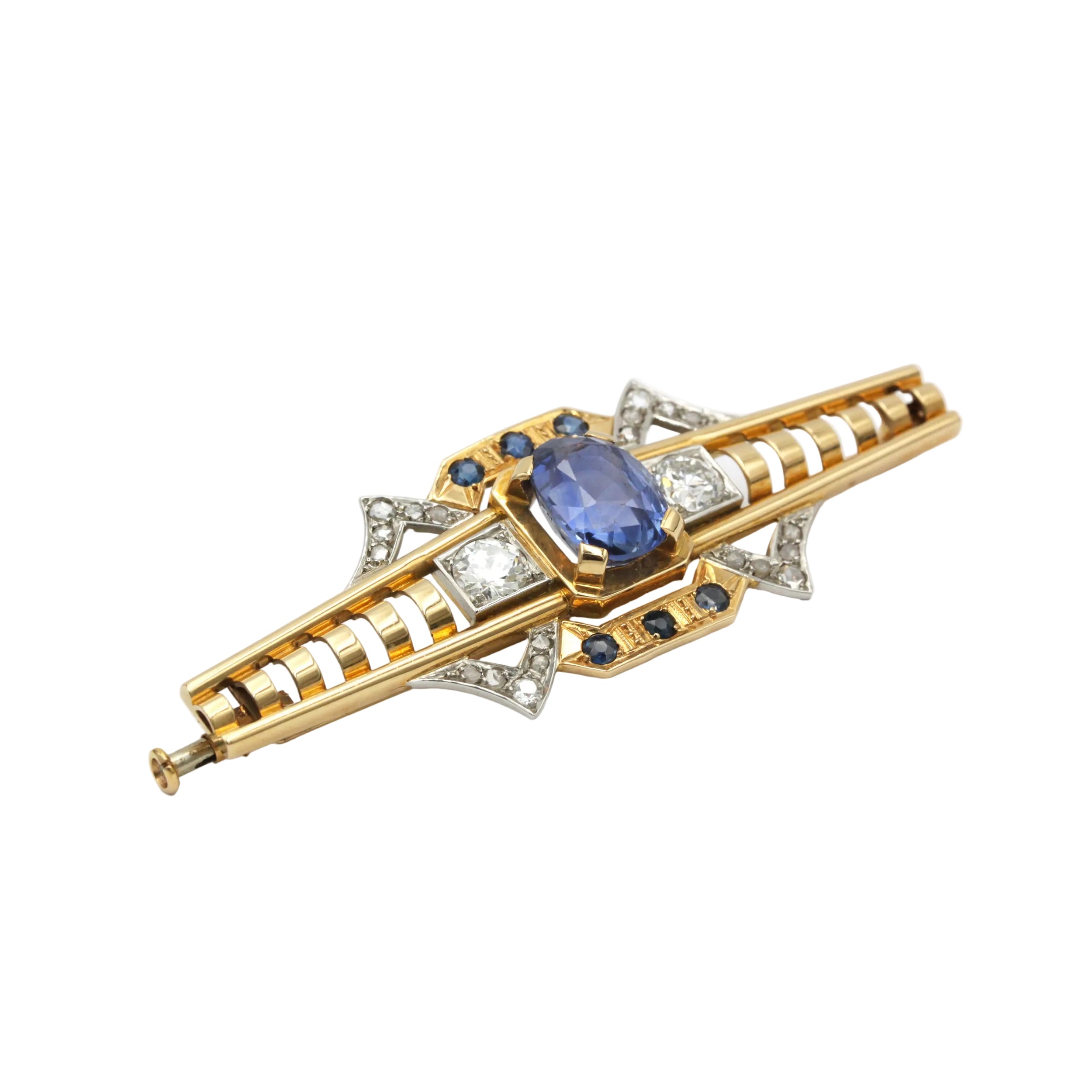 Brooch made of yellow gold, platinum, sapphires, and diamonds