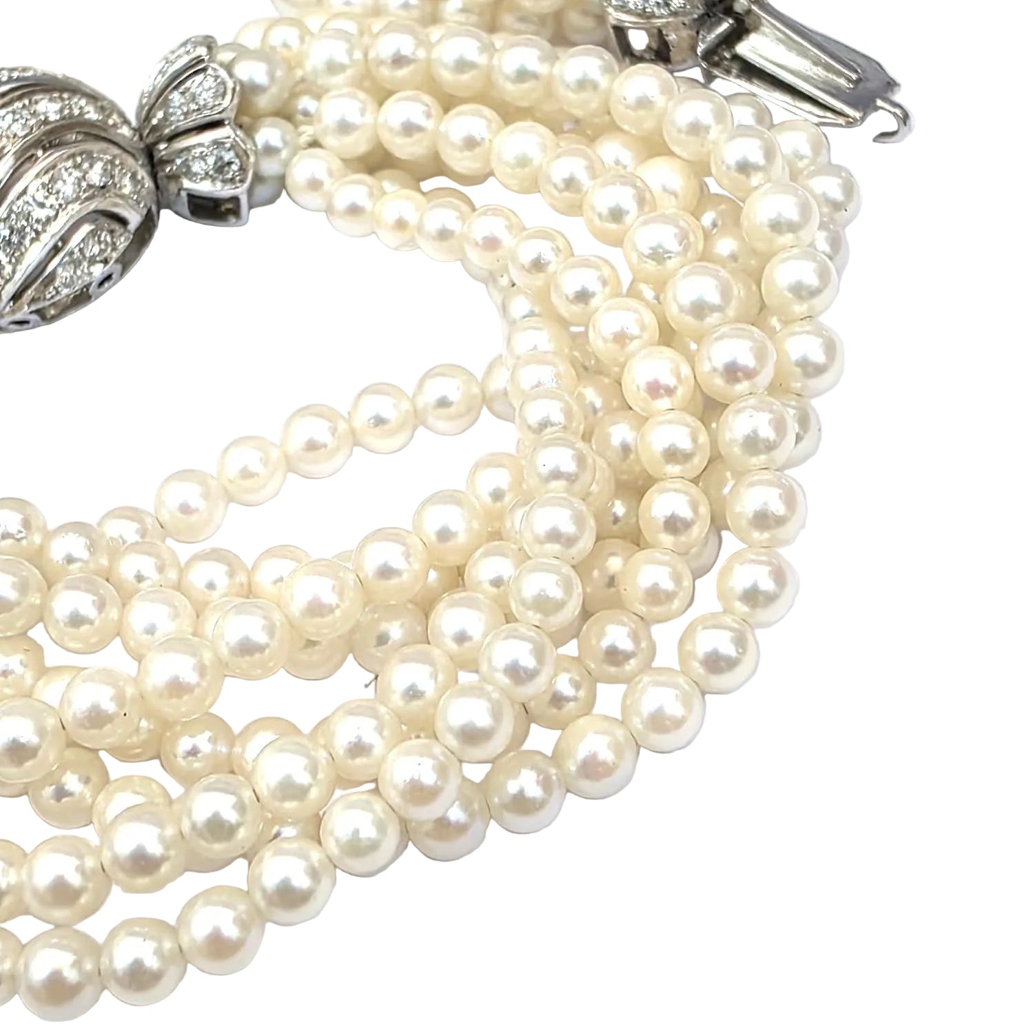 White gold bracelet with pearls and diamonds