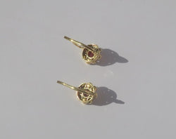 Boucles d’oreilles Dormeuses en or jaune, or banc, rubis, et perles